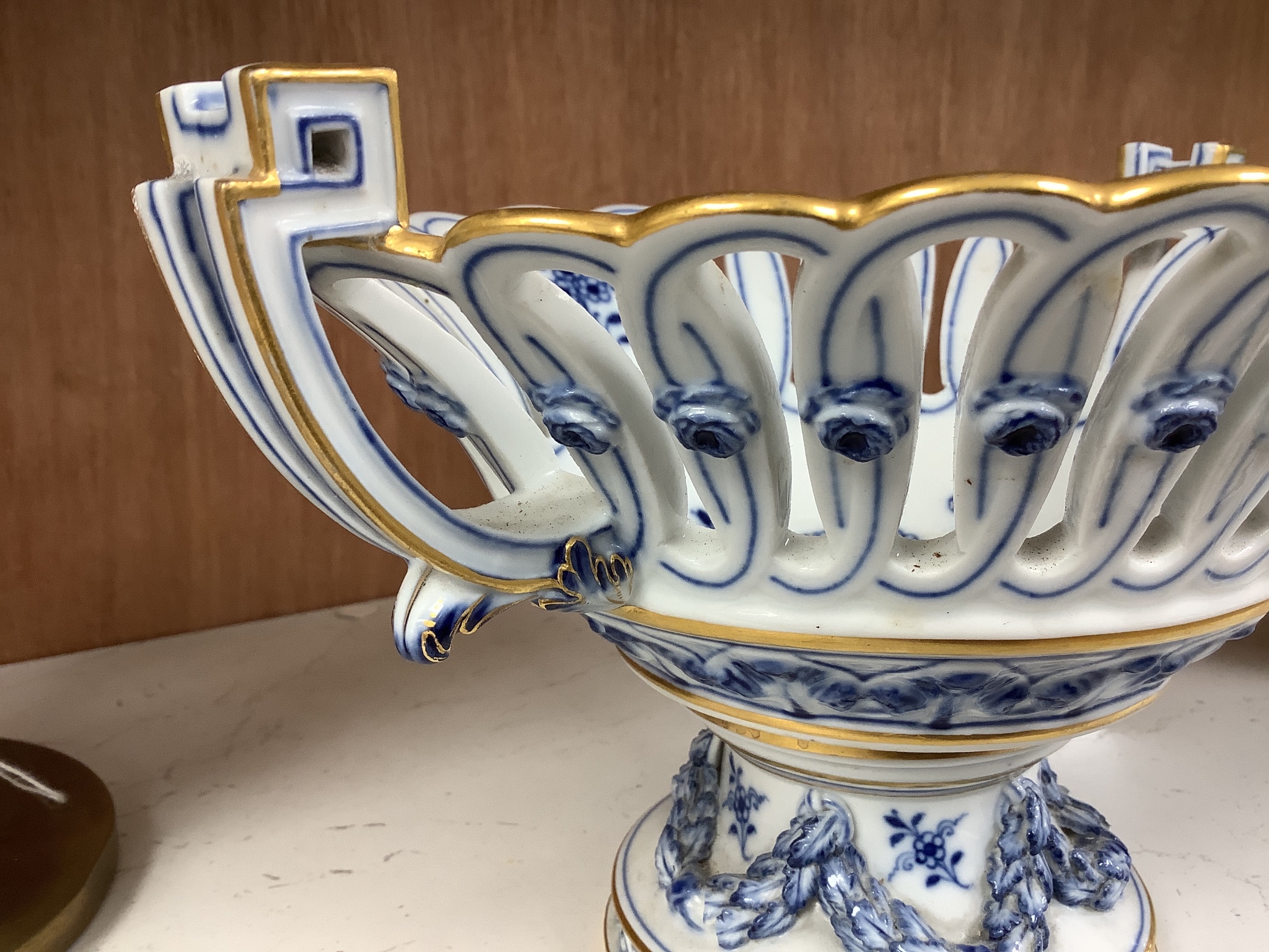 A 19th century Meissen blue and white pedestal bowl, 24cm wide